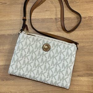 Michael Kors Women's Signature PVC Fulton EW
Crossbody Bag - Color Vanilla/Acorn